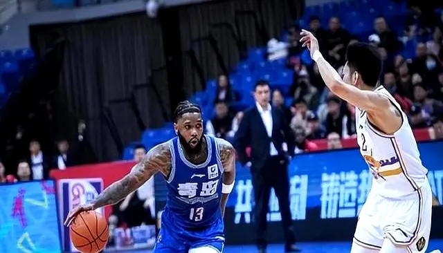 板上游走, 而鲍威尔则, 内线拼抢中